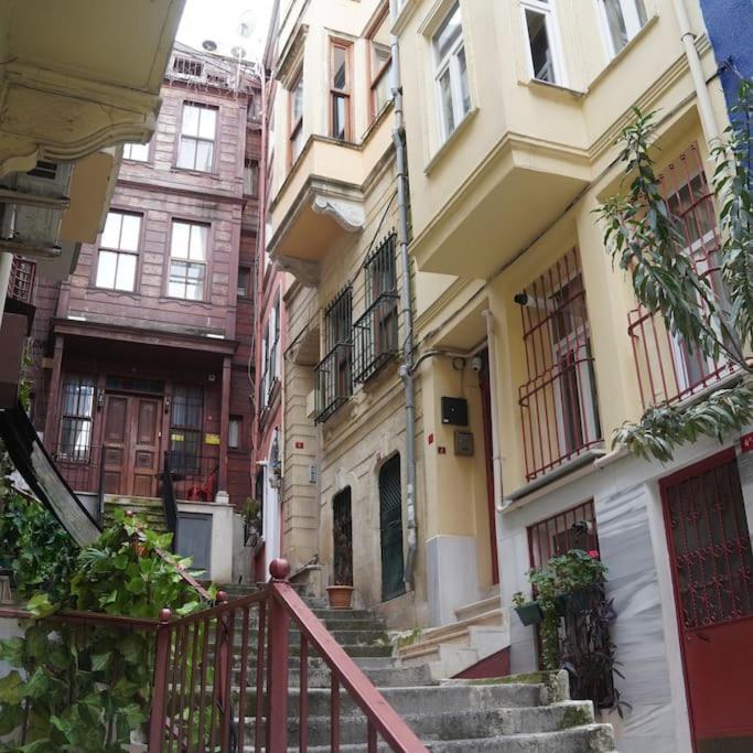 Beyoglu'nun Kalbinde Yueksek Tavanli *