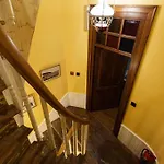 Beyoglu\'Nun Kalbinde Yueksek Tavanli Daire