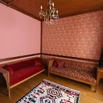 Beyoglu\'Nun Kalbinde Yueksek Tavanli Daire