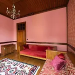 Beyoglu\'Nun Kalbinde Yueksek Tavanli Daire