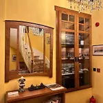 Beyoglu\'Nun Kalbinde Yueksek Tavanli Daire