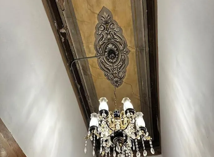 Beyoglu\'Nun Kalbinde Yueksek Tavanli Daire