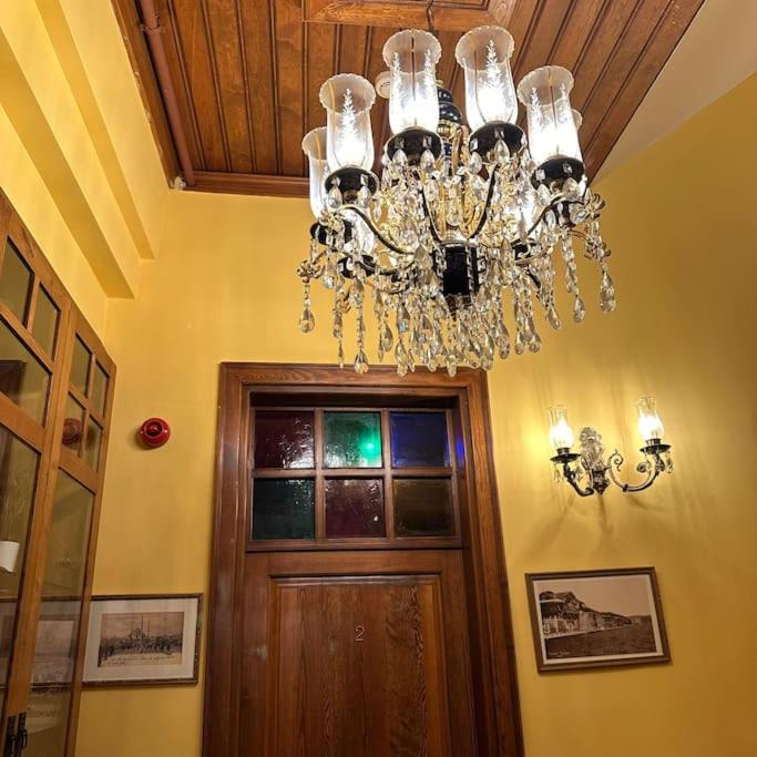 Beyoglu'nun Kalbinde Yueksek Tavanli Daire