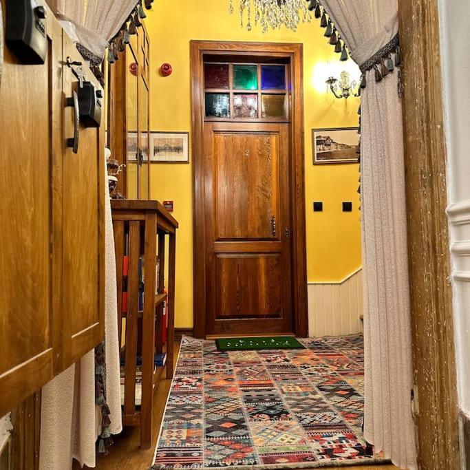 Beyoglu'nun Kalbinde Yueksek Tavanli Daire
