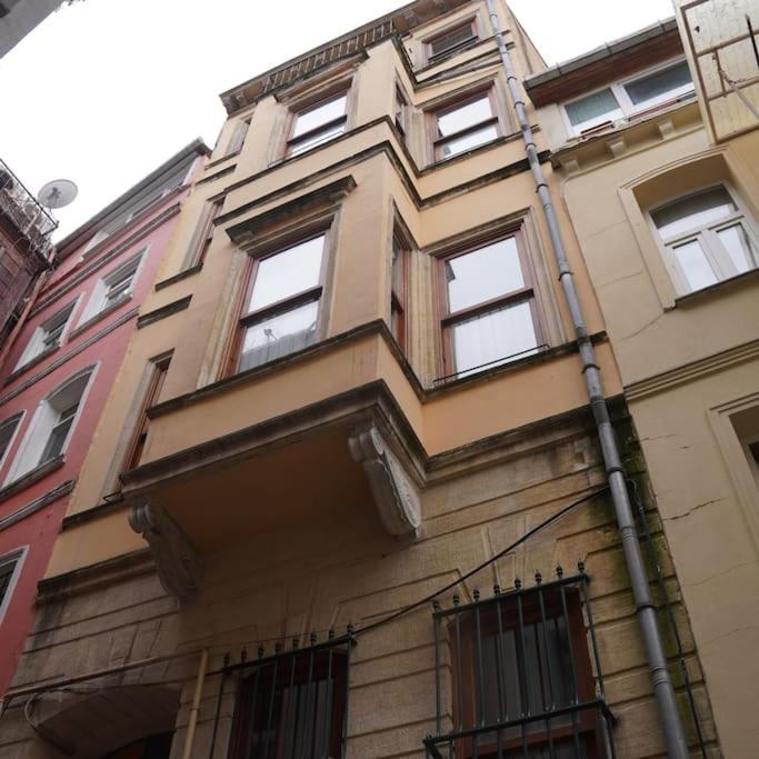 Beyoglu'nun Kalbinde Yueksek Tavanli Daire *