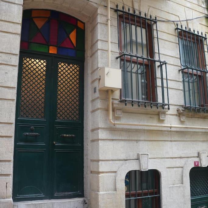 Beyoglu'nun Kalbinde Yueksek Tavanli Daire İstanbul