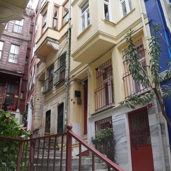 Beyoglu'nun Kalbinde Yueksek Tavanli Daire İstanbul