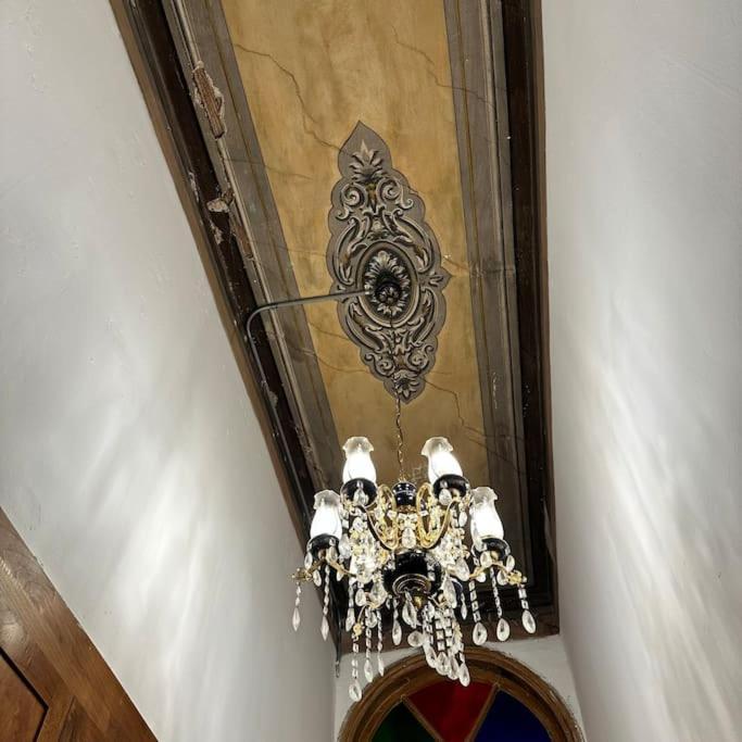 Beyoglu'nun Kalbinde Yueksek Tavanli İstanbul