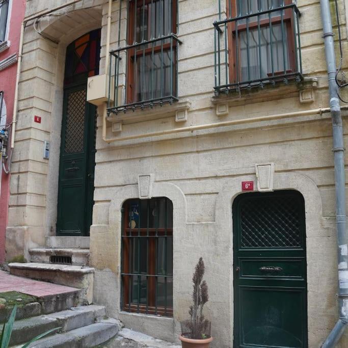 Daire Beyoglu'nun Kalbinde Yueksek Tavanli