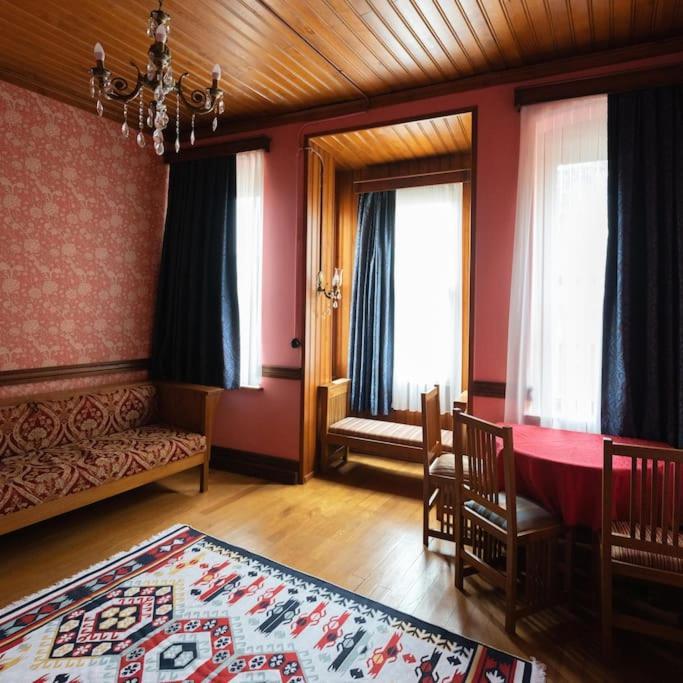 Beyoglu'nun Kalbinde Yueksek Tavanli Daire