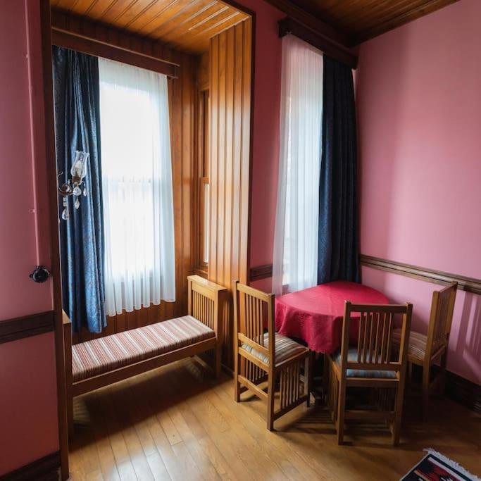 Beyoglu'nun Kalbinde Yueksek Tavanli İstanbul
